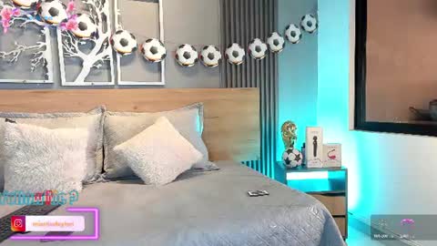 Elise Play Boobs online show from 27, 6, 2026
