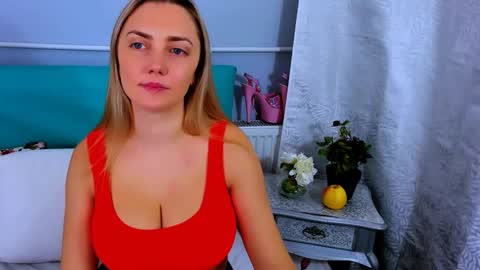 Snapshot of eliseshining chatting on 8, 11, 2025 Elise online show from 8, 11, 2025