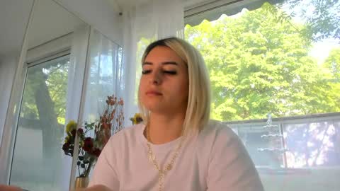 Snapshot of ella_vee chatting on 5, 5, 2026 ella_vee online show from 5, 5, 2026