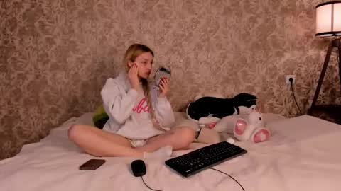 ellamilla online show from 4, 3, 2025