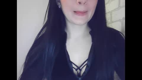 elle010843 online show from 5, 1, 2025