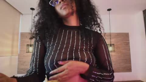 Snapshot of elliee_alves chatting on 8, 4, 2026 elliee_alves online show from 8, 4, 2026