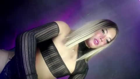 Snapshot of ellieofsex chatting on 19, 12, 2024 KARINA online show from 19, 12, 2024
