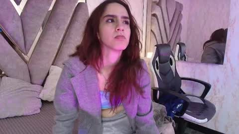 Snapshot of elodie_rouge chatting on 9, 5, 2026 Elodie online show from 9, 5, 2026