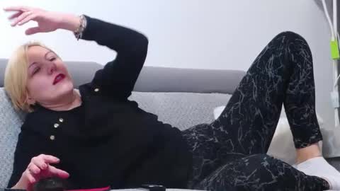 Snapshot of elsiemacks chatting on 19, 11, 2025 ElsieMacks online show from 19, 11, 2025