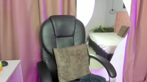 Snapshot of emalinda__hills chatting on 8, 2, 2026 EMA online show from 8, 2, 2026