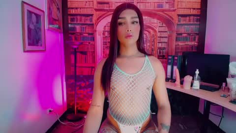 Snapshot of emeli_roushot chatting on 22, 4, 2026 Emeli online show from 22, 4, 2026