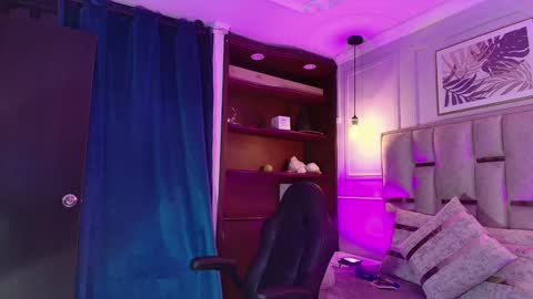 Snapshot of emelie_ch_ chatting on 13, 12, 2024 Emily  online show from 13, 12, 2024