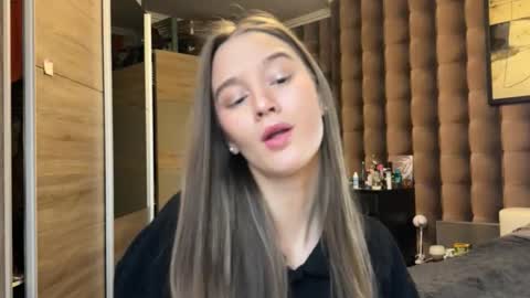 emi__ly online show from 27, 11, 2025