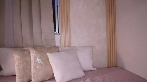 Snapshot of emiily_bell chatting on 28, 12, 2024    online show from 28, 12, 2024