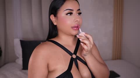 Snapshot of emiily_bell chatting on 12, 1, 2025    online show from 12, 1, 2025