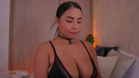 Snapshot of emiily_bell chatting on 10, 9, 2025    online show from 10, 9, 2025