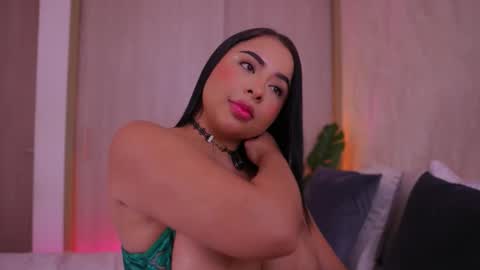 Snapshot of emiily_bell chatting on 12, 9, 2025    online show from 12, 9, 2025