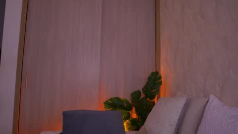 Snapshot of emiily_bell chatting on 13, 9, 2025    online show from 13, 9, 2025