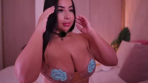 Snapshot of emiily_bell chatting on 8, 10, 2025    online show from 8, 10, 2025