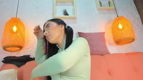 Snapshot of emiily_s chatting on 24, 11, 2025 Emily online show from 24, 11, 2025