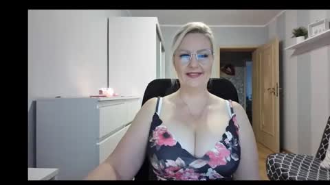 Snapshot of emillykiss chatting on 4, 12, 2025 EmillyLove online show from 4, 12, 2025