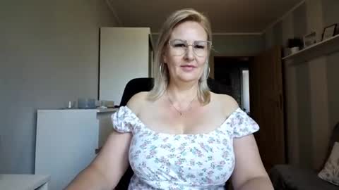 Snapshot of emillykiss chatting on 23, 5, 2026 EmillyLove online show from 23, 5, 2026