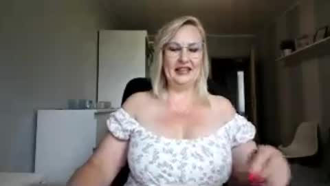 Snapshot of emillykiss chatting on 23, 6, 2026 EmillyLove online show from 23, 6, 2026