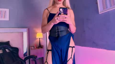 Snapshot of emily_castillo1_ chatting on 10, 7, 2026 emily_castillo1_ online show from 10, 7, 2026
