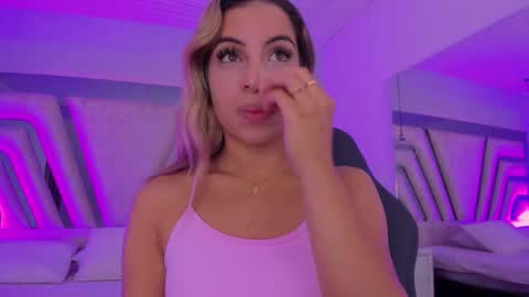 Snapshot of emily_ellen chatting on 23, 10, 2025 Emily online show from 23, 10, 2025