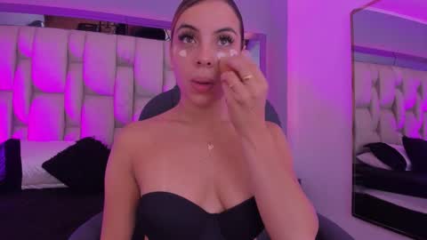 Snapshot of emily_ellen chatting on 14, 11, 2025 Emily online show from 14, 11, 2025