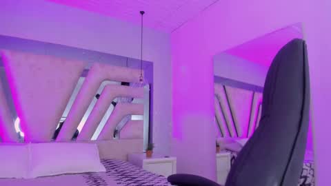 Snapshot of emily_ellen chatting on 19, 11, 2025 Emily online show from 19, 11, 2025