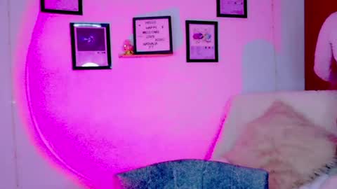 Emily Lindey online show from 8, 7, 2026