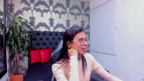 Snapshot of emily_loperaa chatting on 30, 4, 2026 Emily online show from 30, 4, 2026
