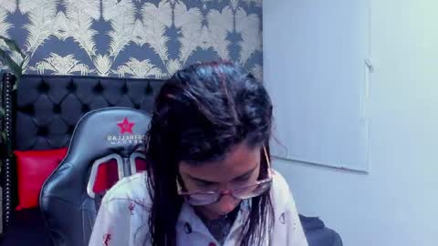 Snapshot of emily_loperaa chatting on 2, 5, 2026 Emily online show from 2, 5, 2026