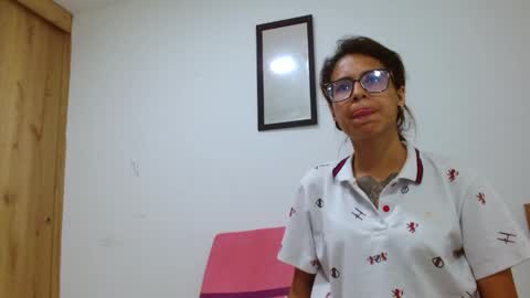 Snapshot of emily_loperaa chatting on 9, 6, 2026 Emily online show from 9, 6, 2026