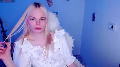 Snapshot of emily_nyaffe chatting on 5, 12, 2025 Lia online show from 5, 12, 2025