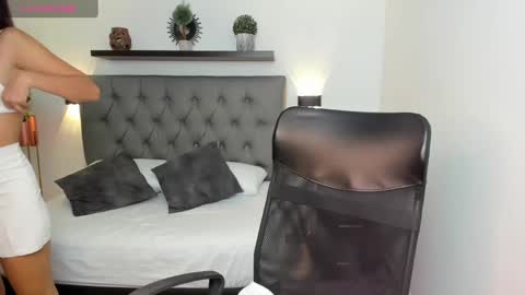 Snapshot of emily_villamil_ chatting on 28, 12, 2024 Emi online show from 28, 12, 2024