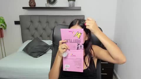 Snapshot of emily_villamil_ chatting on 6, 1, 2025 Emi online show from 6, 1, 2025