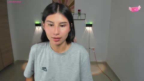 Snapshot of emily_villamil_ chatting on 6, 10, 2025 Emi online show from 6, 10, 2025