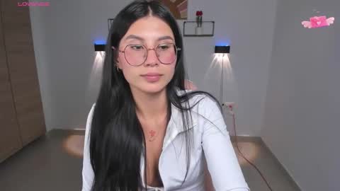 Snapshot of emily_villamil_ chatting on 27, 10, 2025 Emi online show from 27, 10, 2025