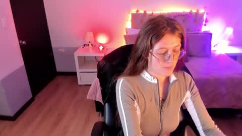 emily_warren__ online show from 4, 6, 2026