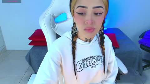 Snapshot of emilydaft chatting on 19, 4, 2026 fari online show from 19, 4, 2026