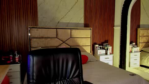 Emily Hendrix online show from 28, 10, 2025