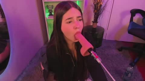 Snapshot of emilykarterr chatting on 13, 12, 2024 VALEEEN online show from 13, 12, 2024