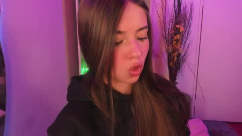 Snapshot of emilykarterr chatting on 19, 12, 2024 VALEEEN online show from 19, 12, 2024