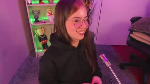 Snapshot of emilykarterr chatting on 4, 1, 2025 VALEEEN online show from 4, 1, 2025