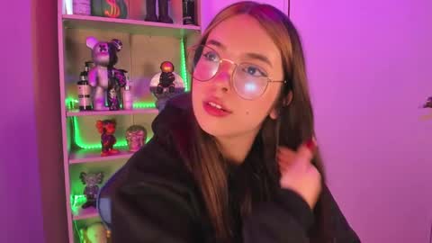 Snapshot of emilykarterr chatting on 25, 1, 2025 VALEEEN online show from 25, 1, 2025