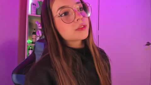 Snapshot of emilykarterr chatting on 2, 2, 2025 VALEEEN online show from 2, 2, 2025