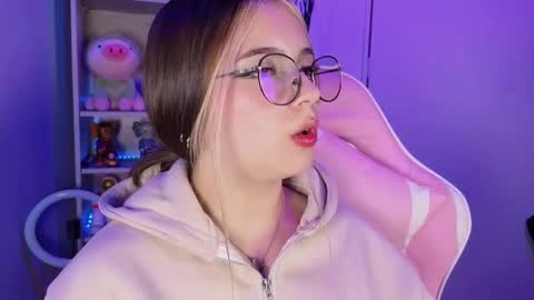 Snapshot of emilykarterr chatting on 4, 10, 2025 VALEEEN online show from 4, 10, 2025