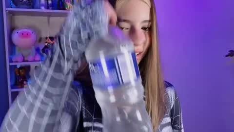Snapshot of emilykarterr chatting on 10, 10, 2025 VALEEEN online show from 10, 10, 2025