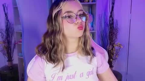 Snapshot of emilykarterr chatting on 23, 10, 2025 VALEEEN online show from 23, 10, 2025