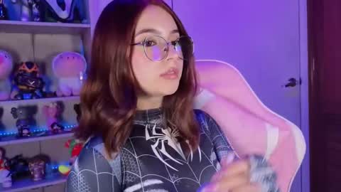 Snapshot of emilykarterr chatting on 1, 11, 2025 VALEEEN online show from 1, 11, 2025