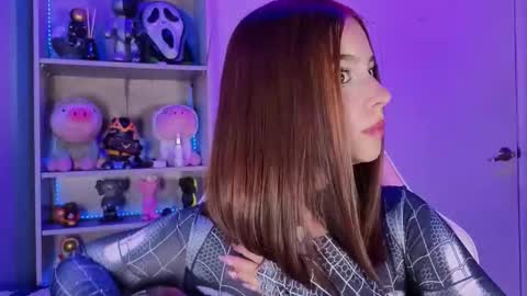 Snapshot of emilykarterr chatting on 8, 11, 2025 VALEEEN online show from 8, 11, 2025