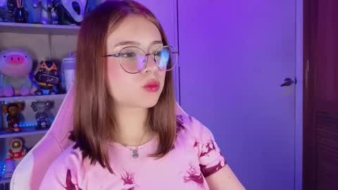 Snapshot of emilykarterr chatting on 14, 11, 2025 VALEEEN online show from 14, 11, 2025